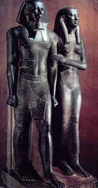 Статуя фараона, держащего цилиндры.